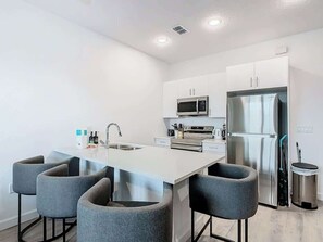 Réfrigérateur, micro-ondes, four, plaque de cuisson