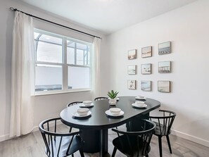 Dining - Spacious 3BR+Den with Hot Tub,  Near Disney! (Davenport)