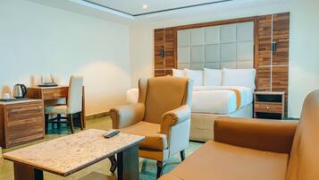 Royal Room | Desk, laptop workspace, free WiFi