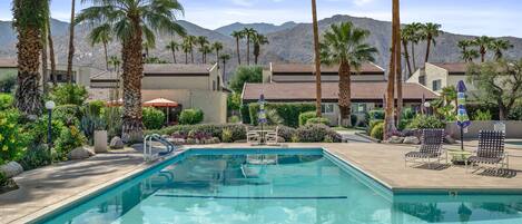 حمّام سباحة مُدفَّأ