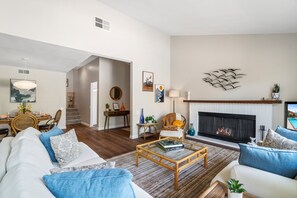 TV, books - South PS Canyon Villas 2 Bedroom Townhome (Palm Springs)