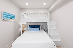 3 habitaciones, tabla de planchar con plancha y cuna de viaje 