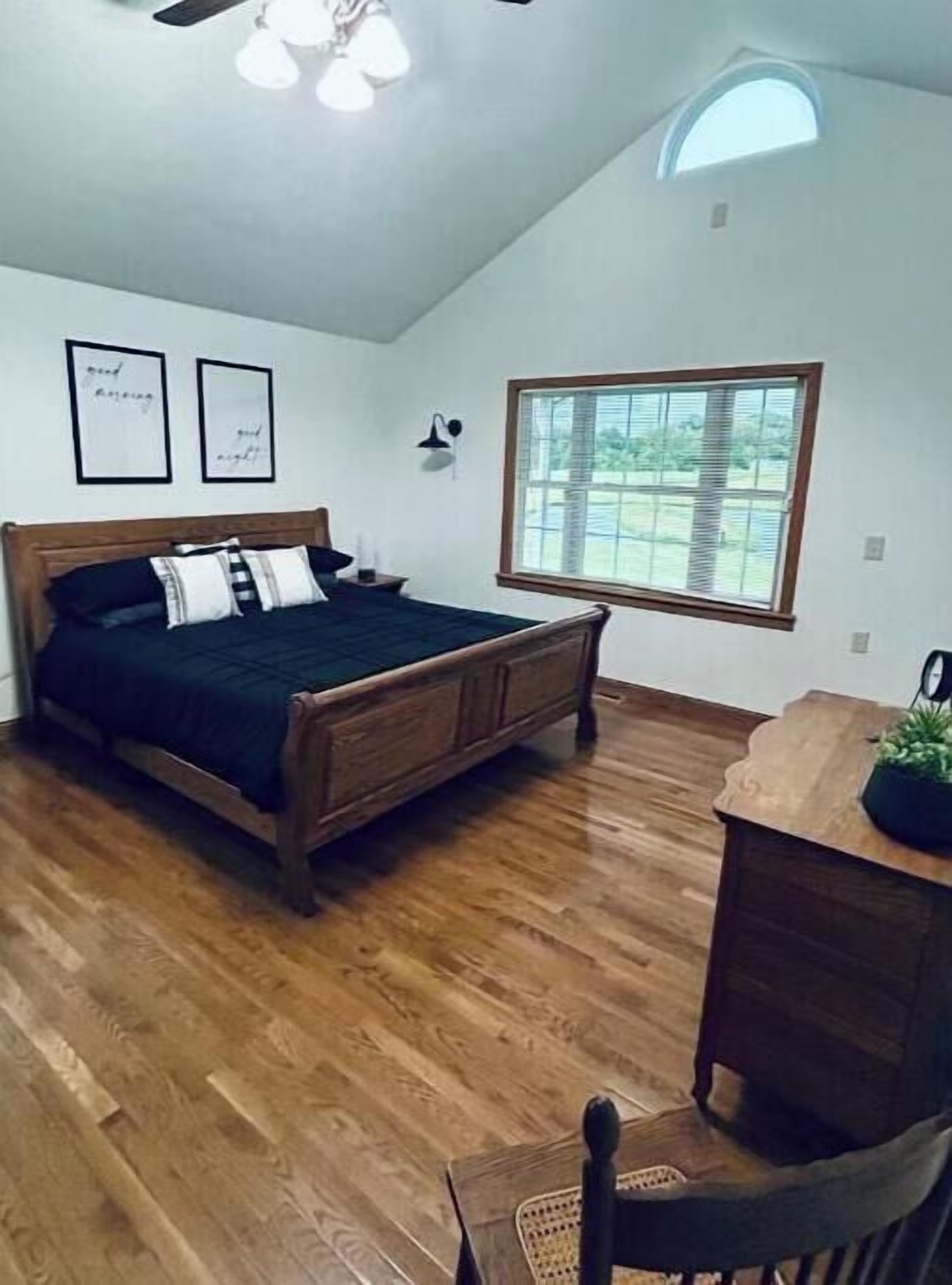 3 Schlafzimmer, Schreibtisch, Bügeleisen/Bügelbrett, WLAN