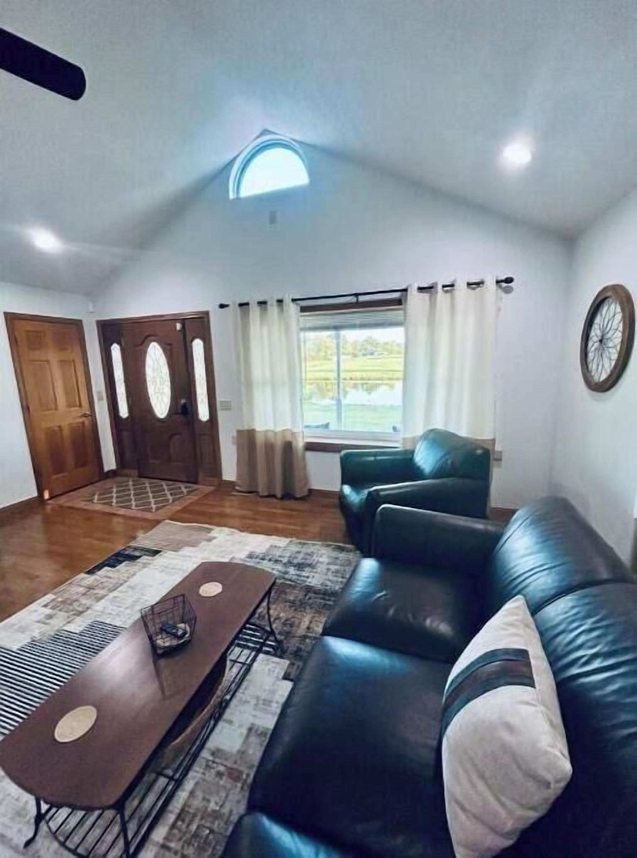 TV connectée, table de tennis de table, livres