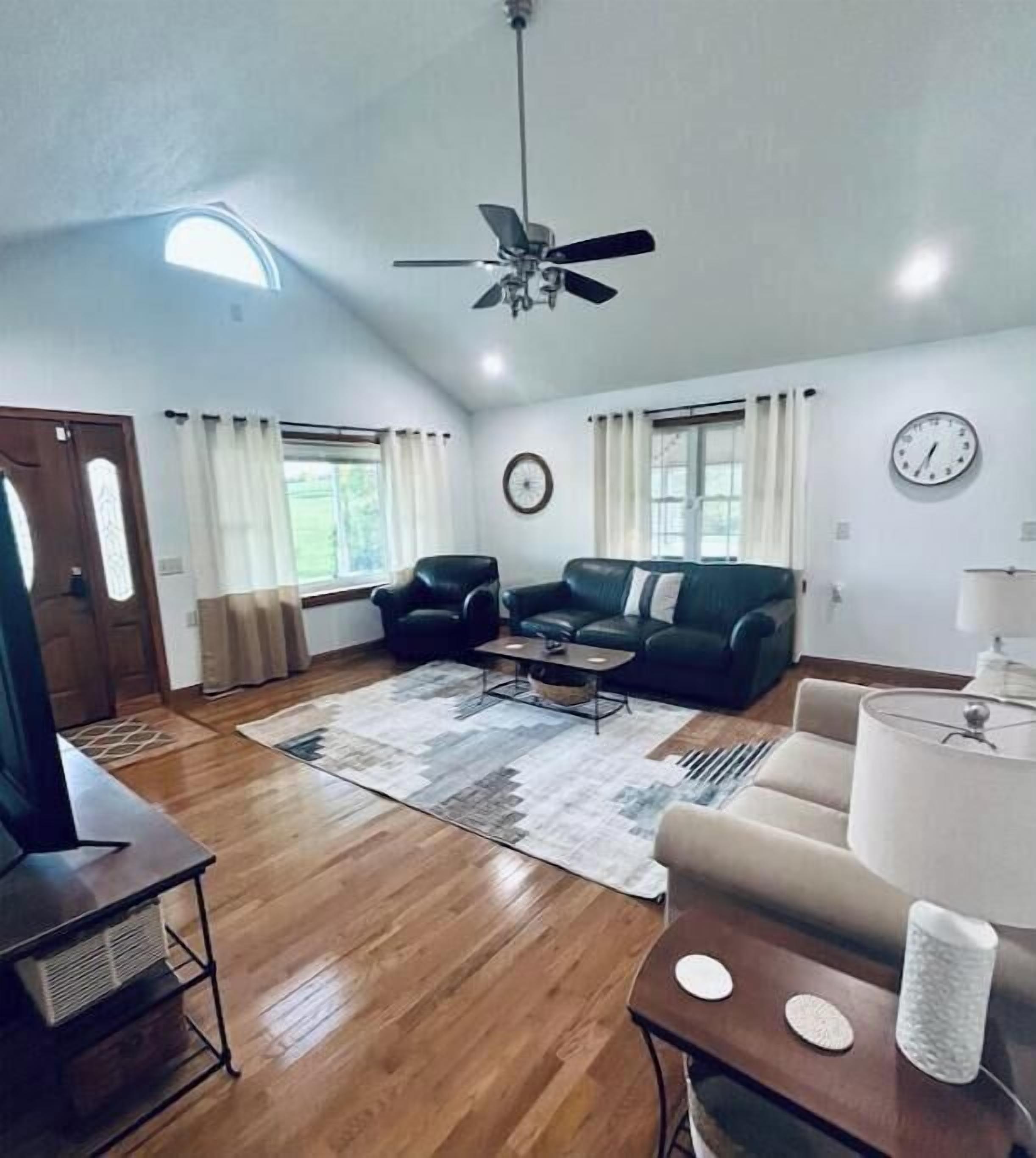 TV connectée, table de tennis de table, livres