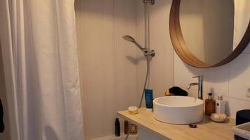 Sèche-cheveux, serviettes fournies