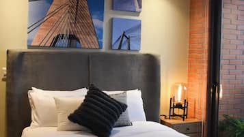 2 soverom, strykejern/-brett og sengetøy