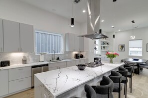 Fridge, microwave, oven, dishwasher - Close to downtown & NRG Stadium (Houston)