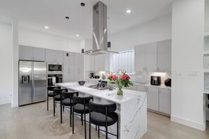 Fridge, microwave, oven, dishwasher - Close to downtown & NRG Stadium (Houston)