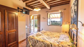 Quarto clássico, vista para a colina | Cortinas blackout, Wi-Fi de cortesia