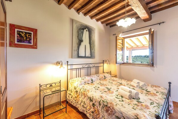 Classic Room, Hill View | Living area | 28-inch flat-screen TV with satellite channels - Agriturismo Melodie Toscane (Sorano)