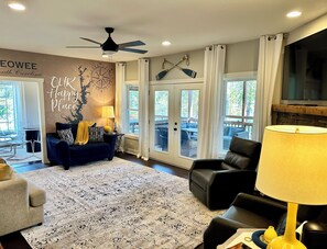 Smart TV, chimenea, futbolito y tenis de mesa 