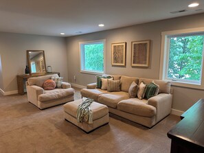 Una Smart TV, una chimenea, un futbolín, una mesa de tenis de mesa