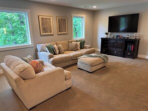 Smart TV, chimenea, futbolito y tenis de mesa 