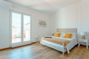 2 bedrooms, desk, WiFi, bed sheets