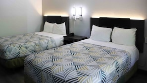 Tabla de planchar con plancha y ropa de cama 