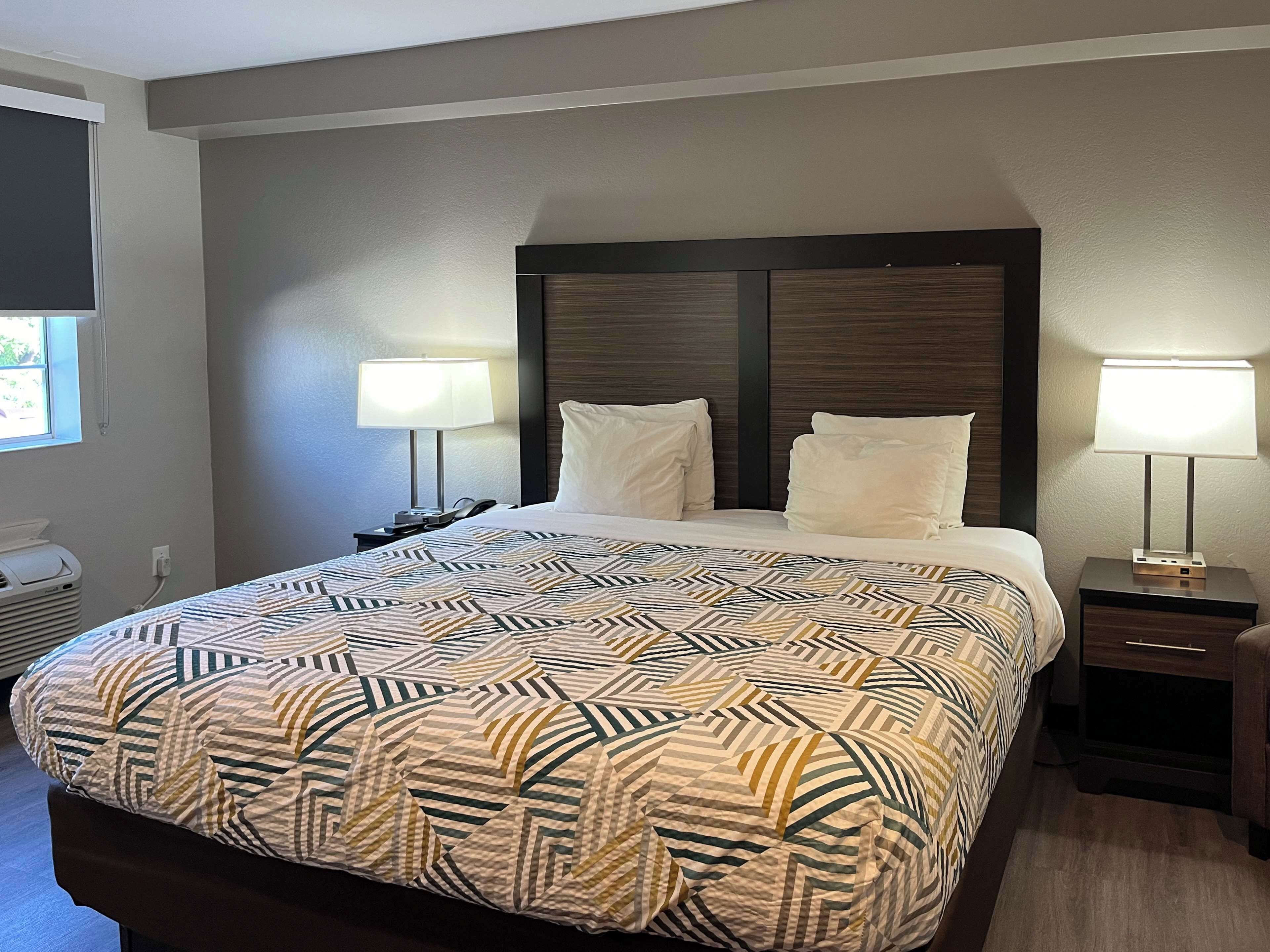 Iron/ironing board, bed sheets