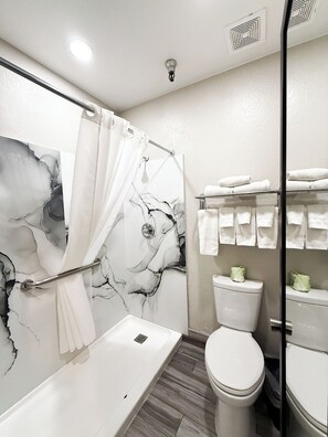 Kombinasi shower/bathtub dan handuk