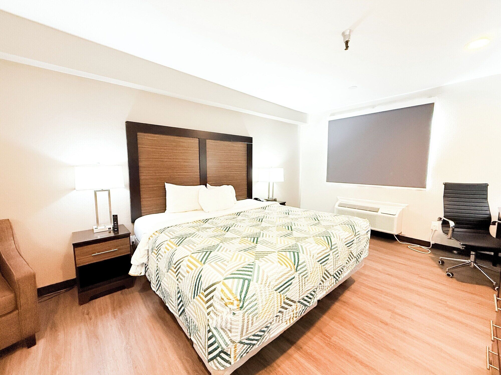 Iron/ironing board, bed sheets