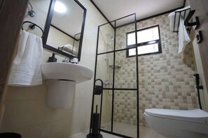 Serviettes fournies, savon, papier toilette