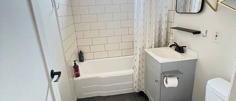 Sèche-cheveux, serviettes fournies, savon, papier toilette