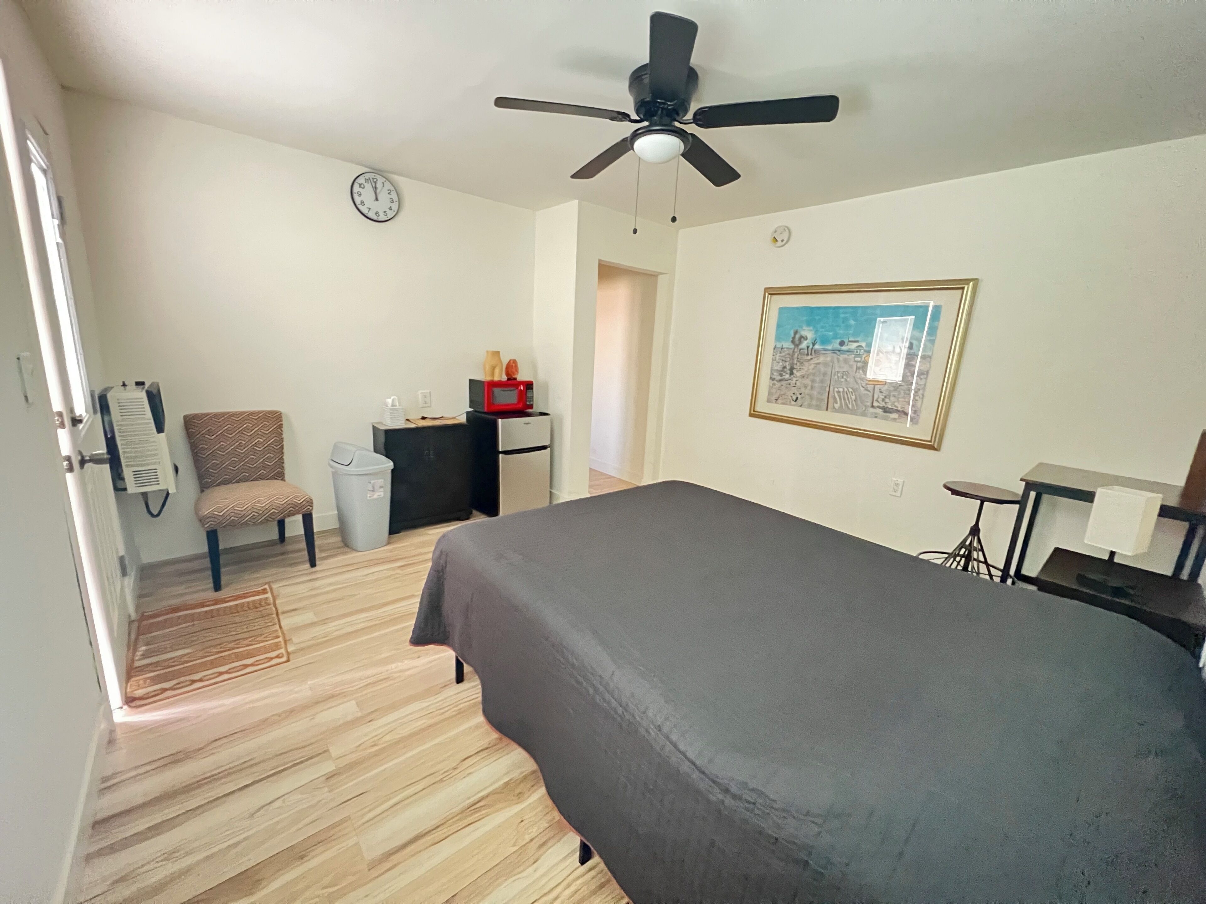 Fer et planche à repasser, lit parapluie, Wi-Fi gratuit, draps fournis