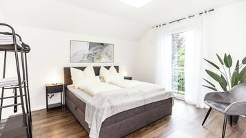 3 bedrooms, desk, iron/ironing board, travel crib