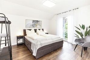 3 soverom, skrivebord, strykejern/-brett og reiseseng for barn