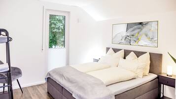 3 Schlafzimmer, Schreibtisch, Bügeleisen/Bügelbrett, Reisekinderbett