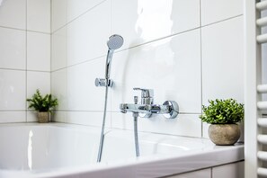 Haartrockner, Handtücher, Seife, Shampoo