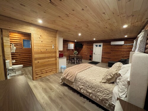 Peaceful log cabin on a back gravel road with private deck and amenities of home