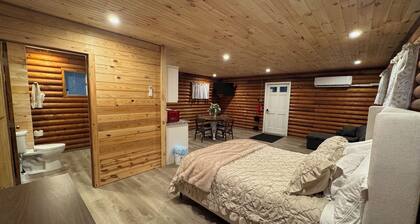 Peaceful log cabin on a back gravel road with private deck and amenities of home