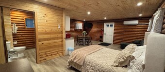 Peaceful log cabin on a back gravel road with private deck and amenities of home