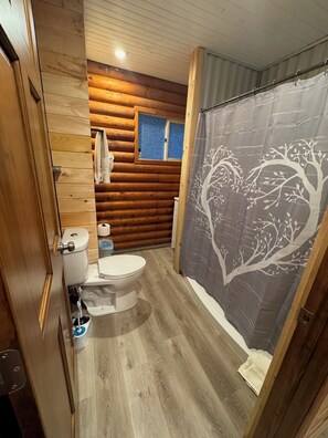 Shower, hair dryer, towels, soap - Peaceful log cabin on a back gravel road with private deck and amenities of home (Kimbolton)