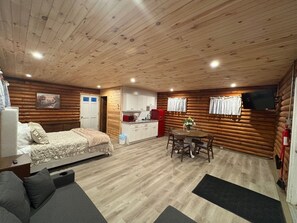 1 bedroom, iron/ironing board, WiFi, bed sheets - Peaceful log cabin on a back gravel road with private deck and amenities of home (Kimbolton)