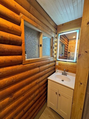 Shower, hair dryer, towels, soap - Peaceful log cabin on a back gravel road with private deck and amenities of home (Kimbolton)