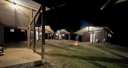 Peaceful log cabin on a back gravel road with private deck and amenities of home