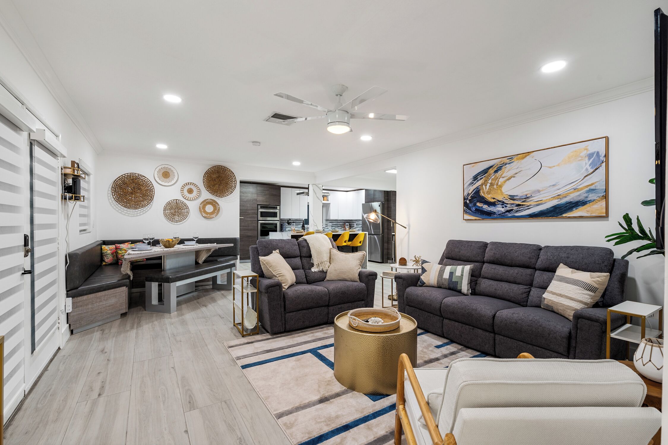 Smart TV, videogames, mesa de pingue-pongue, livros