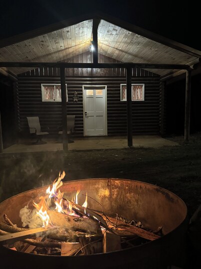 Nice log cabin on back country road with peace, quiet and the amenities of home