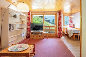 Interior - Sherpa 11 on the snow front of Mottaret (Les Allues)