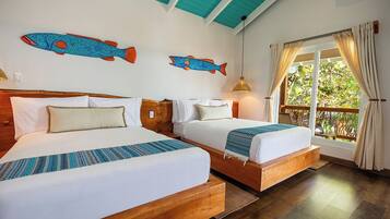 Une chambre avec deux lits, des têtes de lit en bois, une grande fenêtre avec des rideaux et des décorations murales représentant des poissons.
