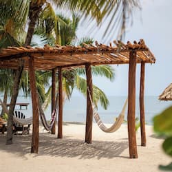 Plage, sable blanc, chaises longues, parasols