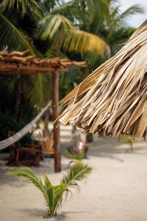 Sur la plage, sable blanc, chaise longue, parasol