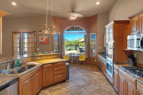 Escape to Luxury - Stunning Views, Private Pool & Hot Tub Near Saguaro NP