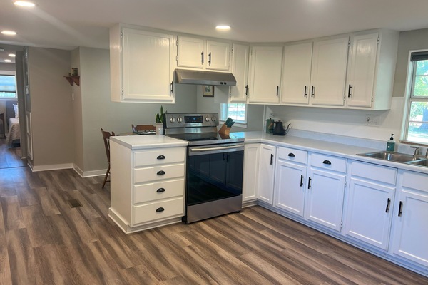 Fridge, oven, stovetop, coffee/tea maker