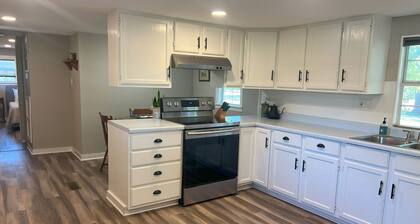 Cozy home on an animal filled wonderland in delightful Seguin with AC, WiFi