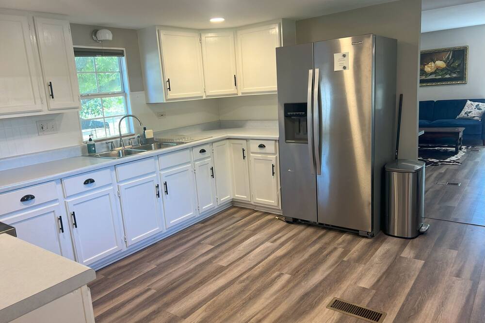 Cozy home on an animal filled wonderland in delightful Seguin with AC, WiFi