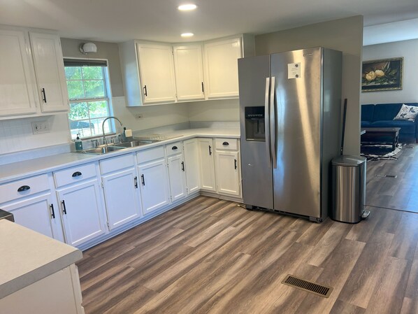 Fridge, oven, stovetop, coffee/tea maker - Cozy home on an animal filled wonderland in delightful Seguin with AC, WiFi (Seguin)