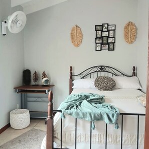 3 bedrooms, travel cot, free WiFi - Spacious 3-bedroom home & rooftop access Colebay (Cole Bay)