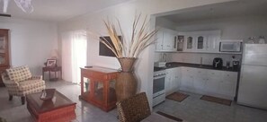 Fridge, oven, stovetop, coffee/tea maker - Spacious 3-bedroom home & rooftop access Colebay (Cole Bay)